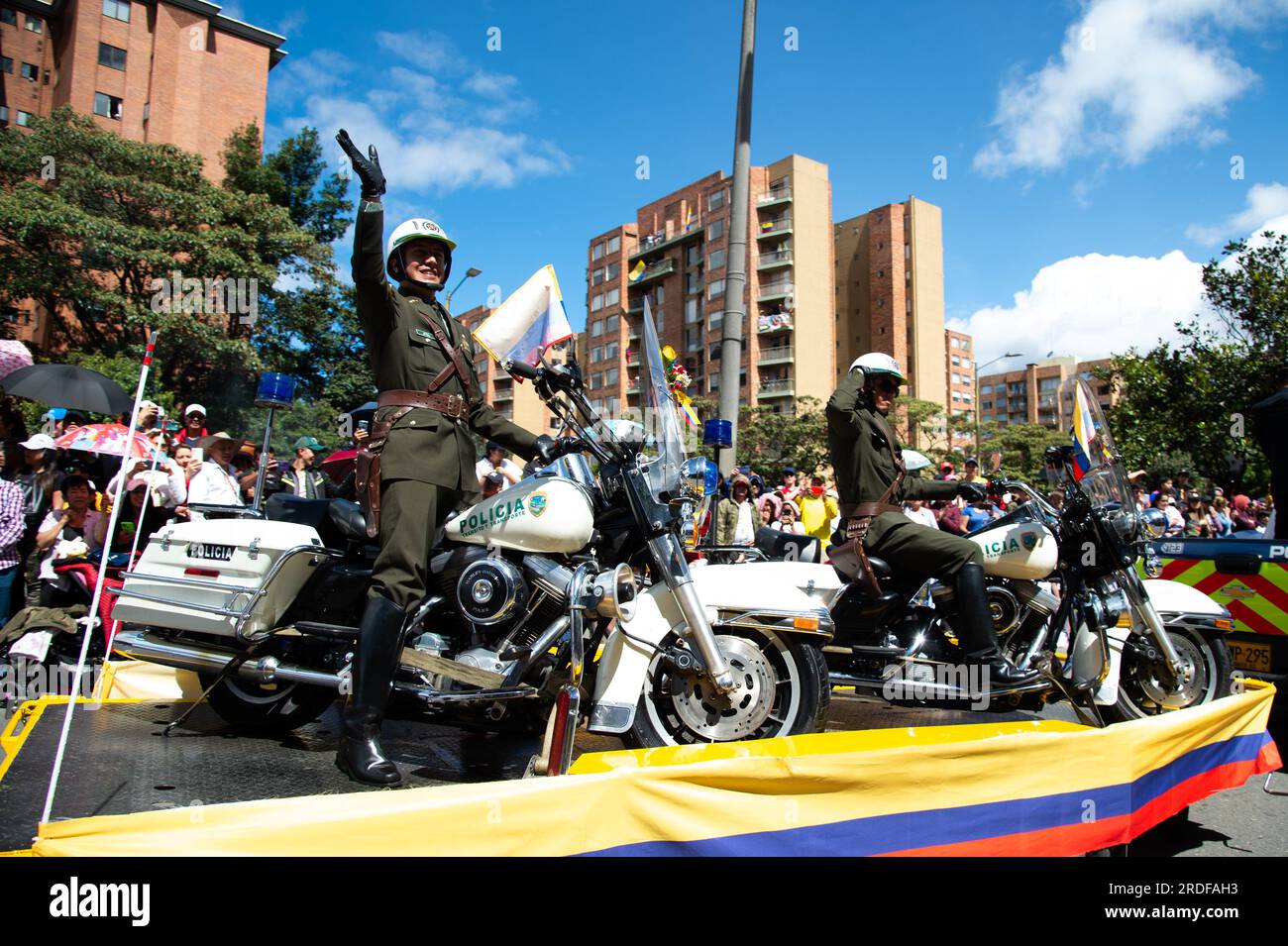 Ufficiali di polizia colombiani sfilano con le classiche motociclette Harley Davidson della polizia colombiana durante la parata militare per i 213 anni di Colombi Foto Stock