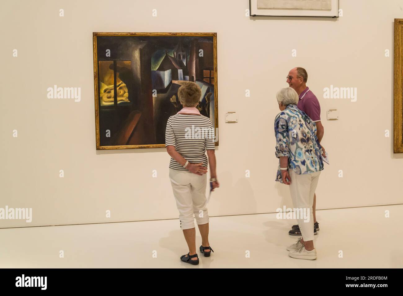 Persone che guardano un dipinto, Royal Museum of fine Arts, Anversa, Belgio Foto Stock