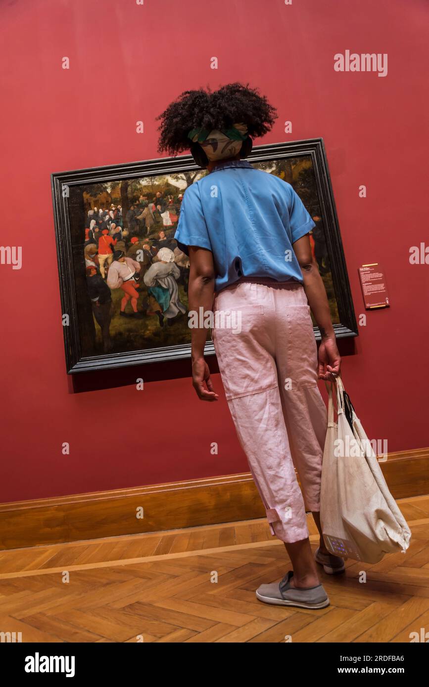 Visitatore che guarda un dipinto di Pieter Bruegel il Vecchio "la danza di nozze", il museo Old Masters, il Museo reale delle Belle Arti, Anversa, Belgio Foto Stock