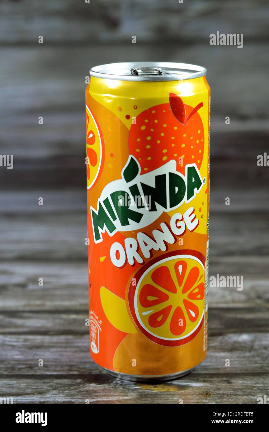 Cairo, Egitto, 11 luglio 2023: Mirinda , un marchio di bibite originariamente creato in Spagna nel 1959 e distribuito a livello globale da PepsiCo dal 1970. La sua na Foto Stock