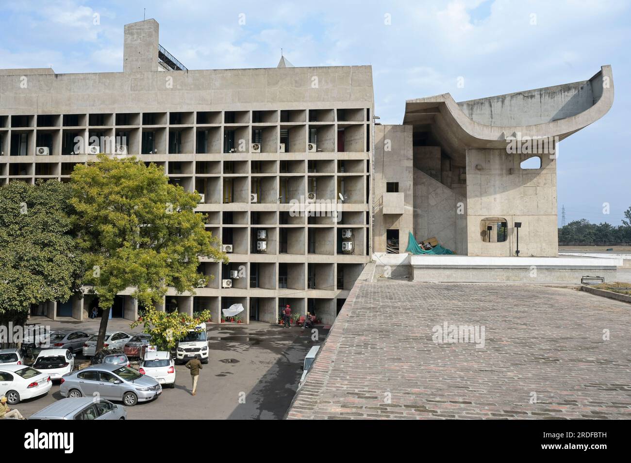INDIA, territorio dell'Unione, città di Chandigarh, il piano generale della città divisa in settori è stato preparato dall'architetto franco-svizzero le Corbusier nel 1950, complesso del Campidoglio del settore 1, edificio governativo dell'Assemblea, parlamento del Punjab e Haryana, progettato da le Corbusier, parcheggio Foto Stock