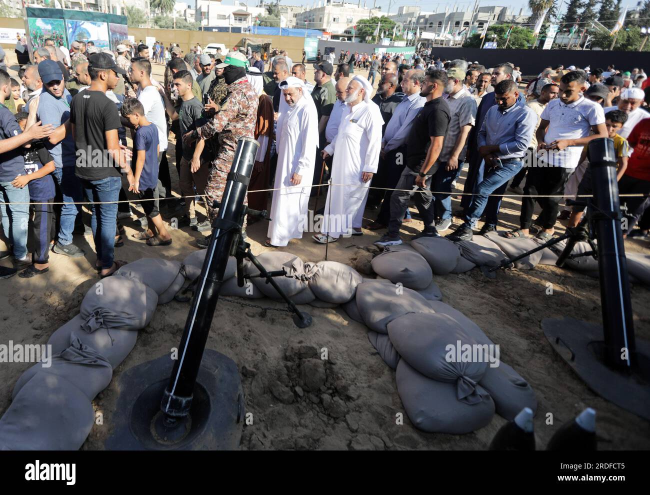 Gaza, Palestina. 19 luglio 2023. I palestinesi partecipano a una mostra di armi, missili e attrezzature pesanti per l'ala militare di Hamas nel campo Maghazi nella Striscia di Gaza centrale, durante la commemorazione della guerra del 2014 durata 51 giorni tra Gaza e Israele. Credito: SOPA Images Limited/Alamy Live News Foto Stock