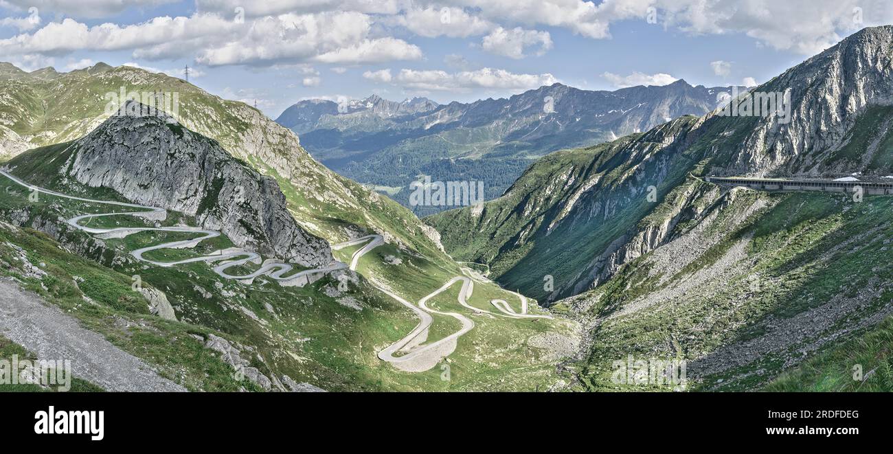 Foto panoramica con saturazione ridotta sulla sinistra del vialetto storico meridionale di Tremola da Airolo al passo del San Gottardo, protezione valanghe destra Foto Stock