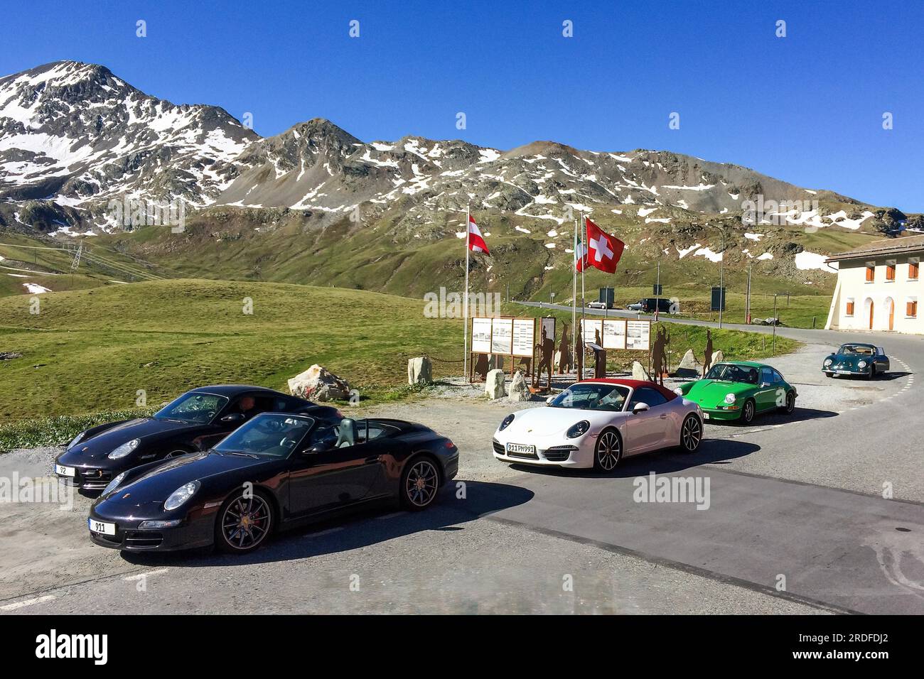 Auto sportive Porsche 911 356 A T2 parcheggiate nel parcheggio di un piccolo museo all'aperto commemorativo per i soldati nel WW i a 2503 metri di altezza Umbrailpass, Canton Foto Stock