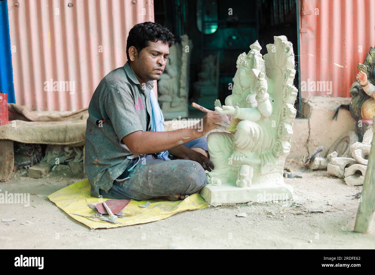 Ganesh, Ganpati idol o murti processo di fabbricazione, Workshop per fare idoli di lord Ganesh per il prossimo festival di Ganapati in India. Foto Stock