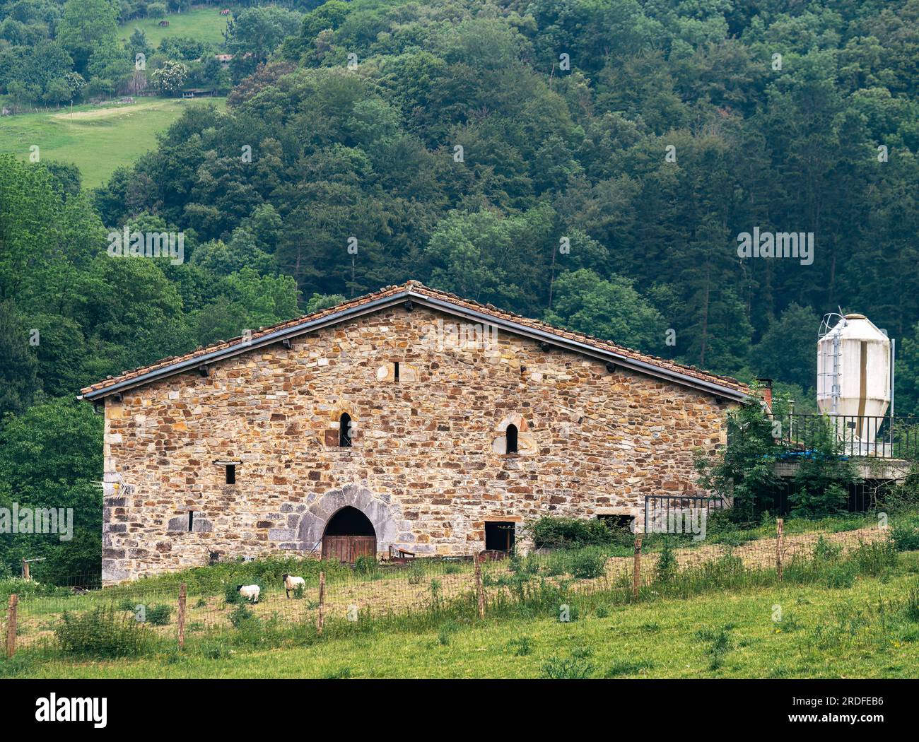Foto di una fattoria scattata nella città di Atxondo (Bizkaia), mentre facevamo una passeggiata lungo la Arrazola greenway, scattata nel giugno 2023 Foto Stock Foto di una fattoria scattata nella città di Atxondo (Bizkaia), mentre facevamo una passeggiata lungo la Arrazola greenway, scattata nel giugno 2023 Foto Stock