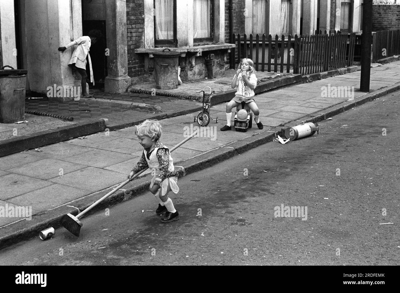 Bambini che giocano in strada fuori casa, a Cotham St. Figli di famiglie della classe operaia. Scena di strada Elephant and Castle, Londra, Inghilterra intorno al 1975, 1970 UK HOMER SYKES. Foto Stock