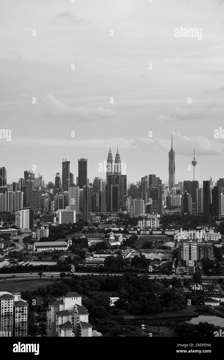 Edifici e grattacieli nella città di Kuala Lumpur. Una vista aerea della capitale della Malesia. Foto scattata su un tetto. Foto Stock