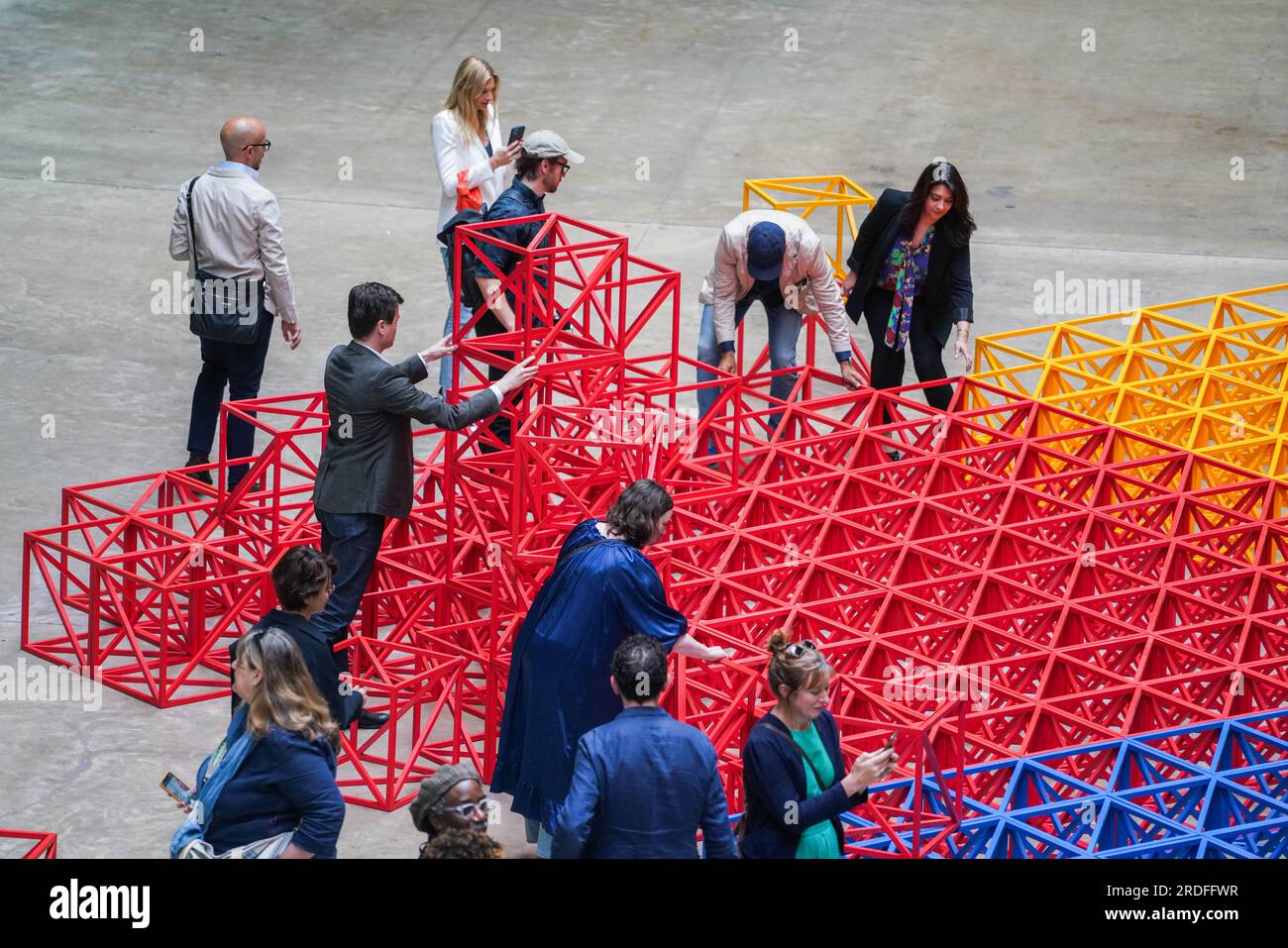 Londra Regno Unito. 21 luglio 2023 Zero to Infinity, grande scultura interattiva dell'artista britannico-pakistano Rasheed Araeen presso la sala delle turbine a Tate Modern. si compone di 400 cubi a reticolo in una griglia 20x20 dipinte di blu giallo verde e rosso e disposte in una piazza sul pavimento della galleria. I visitatori sono invitati a rompere la sua disposizione simmetrica spostando e riconfigurando la struttura. La mostra si svolgerà dal 22 luglio al 28 agosto. Credit amer ghazzal/Alamy Live News Foto Stock