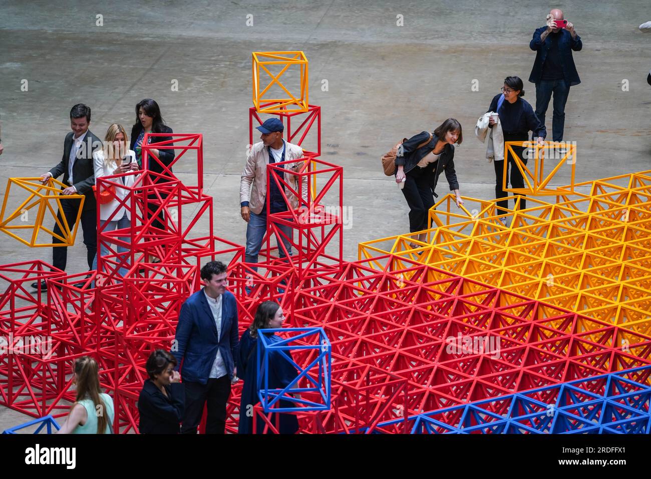 Londra Regno Unito. 21 luglio 2023 Zero to Infinity, grande scultura interattiva dell'artista britannico-pakistano Rasheed Araeen presso la sala delle turbine a Tate Modern. si compone di 400 cubi a reticolo in una griglia 20x20 dipinte di blu giallo verde e rosso e disposte in una piazza sul pavimento della galleria. I visitatori sono invitati a rompere la sua disposizione simmetrica spostando e riconfigurando la struttura. La mostra si svolgerà dal 22 luglio al 28 agosto. Credit amer ghazzal/Alamy Live News Foto Stock