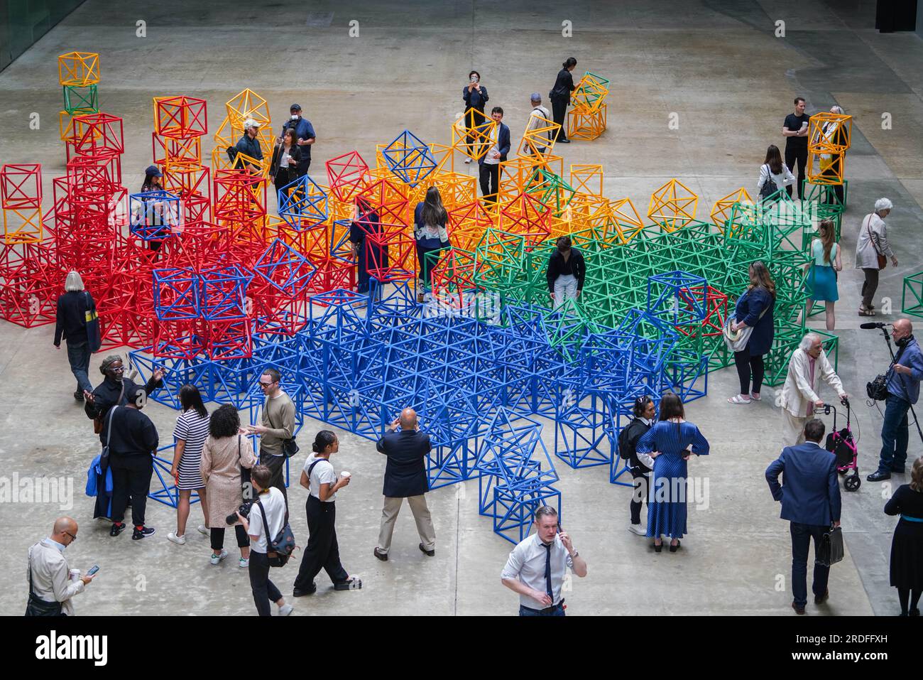 Londra Regno Unito. 21 luglio 2023 Zero to Infinity, grande scultura interattiva dell'artista britannico-pakistano Rasheed Araeen presso la sala delle turbine a Tate Modern. si compone di 400 cubi a reticolo in una griglia 20x20 dipinte di blu giallo verde e rosso e disposte in una piazza sul pavimento della galleria. I visitatori sono invitati a rompere la sua disposizione simmetrica spostando e riconfigurando la struttura. La mostra si svolgerà dal 22 luglio al 28 agosto. Credit amer ghazzal/Alamy Live News Foto Stock