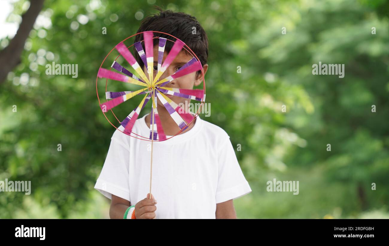 Bambino indiano che celebra l'indipendenza o il giorno della Repubblica dell'India Foto Stock