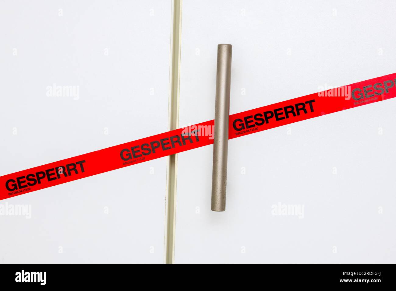 Chiusura a chiave, nastro adesivo sullo sportello dell'armadio dell'ufficio Foto Stock