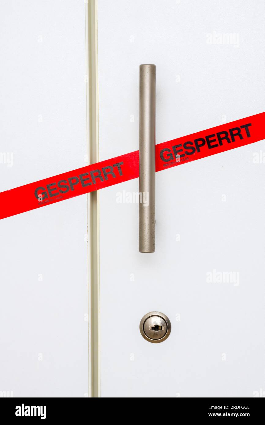 Chiusura a chiave, nastro adesivo sullo sportello dell'armadio dell'ufficio Foto Stock