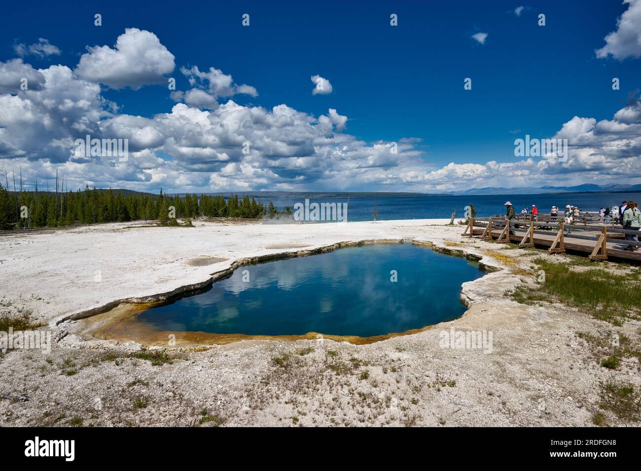 Piscina abissale presso West Thumb Geyser Basin, parco nazionale di Yellowstone, Wyoming, Stati Uniti d'America Foto Stock