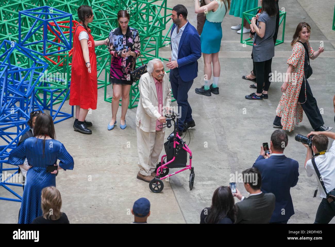 Londra Regno Unito. 21 luglio 2023 Zero to Infinity, grande scultura interattiva dell'artista britannico-pakistano Rasheed Araeen (nella foto) nella sala delle turbine a Tate Modern. si compone di 400 cubi a reticolo in una griglia 20x20 dipinte di blu giallo verde e rosso e disposte in una piazza sul pavimento della galleria. I visitatori sono invitati a rompere la sua disposizione simmetrica spostando e riconfigurando la struttura. La mostra si svolgerà dal 22 luglio al 28 agosto. Credit amer ghazzal/Alamy Live News Foto Stock