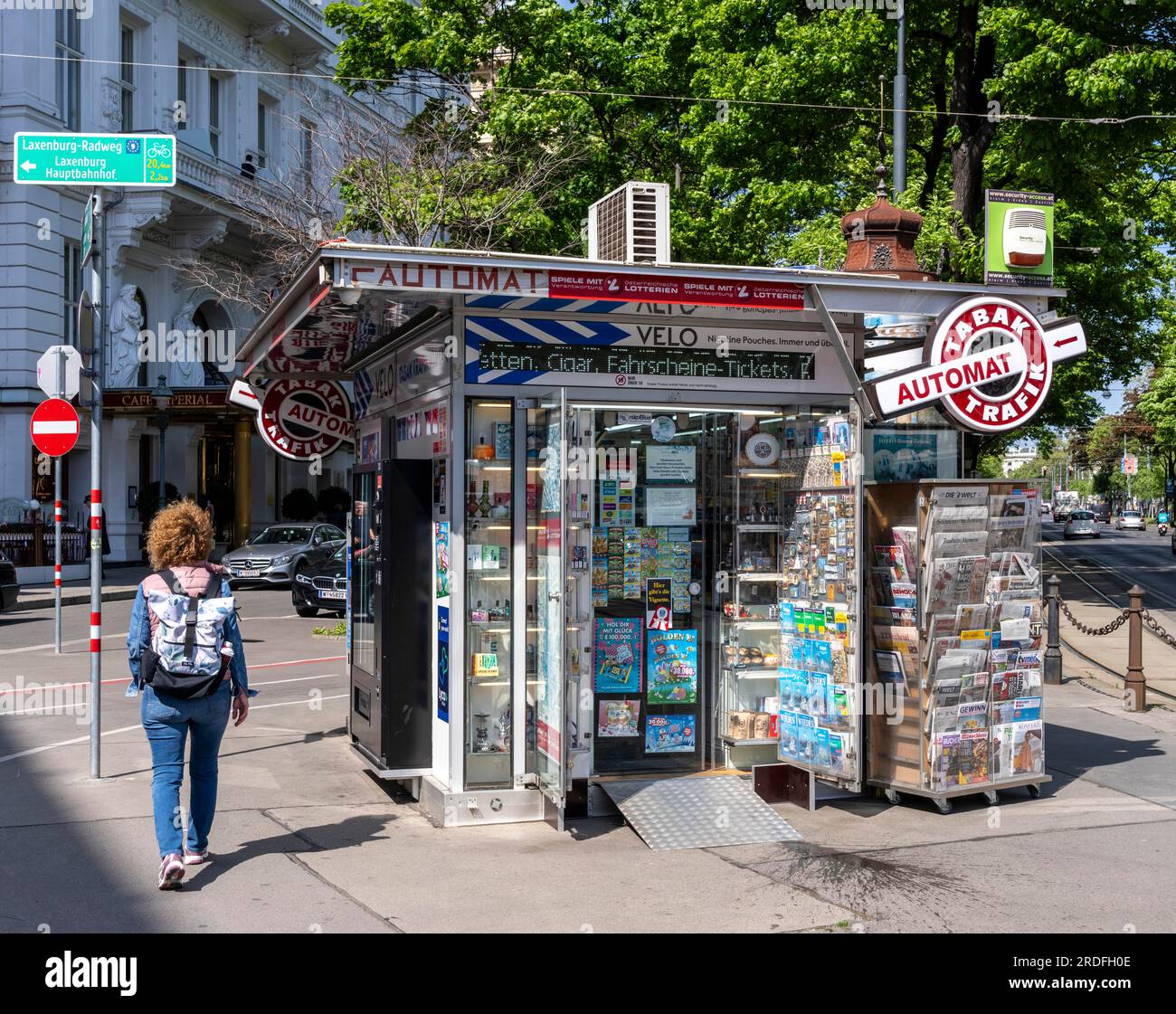Edicola con distributore automatico di tabacco, Vienna, Austria Foto Stock