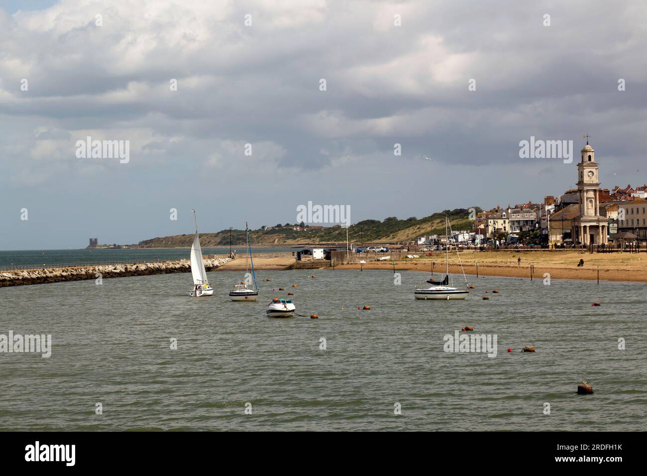 Vista della Marina all'interno del braccio di Nettuno, Break Water, Herne Bay, presa dal molo. Foto Stock