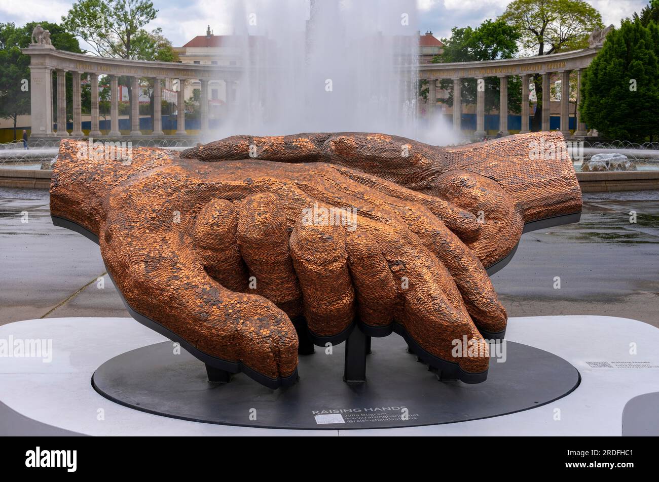 Progetto artistico di Raising Hands dell'artista Julia Bugram, fontana a fascio abbagliante al memoriale di Vienna, Austria Foto Stock