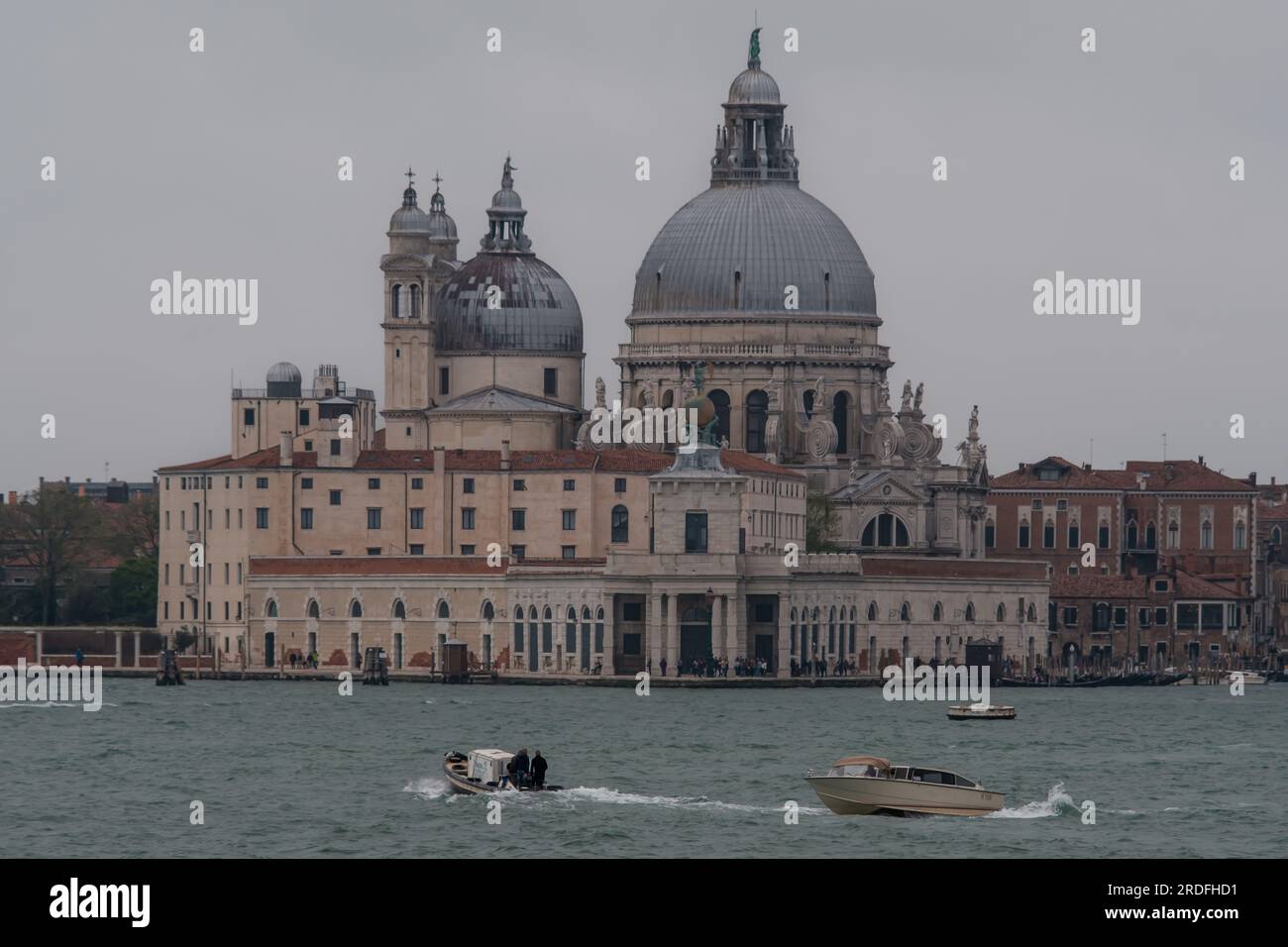 Venezia, Italia - 27 aprile 2019 : Vista panoramica della Basilica di Santa Maria della salute a Venezia Foto Stock