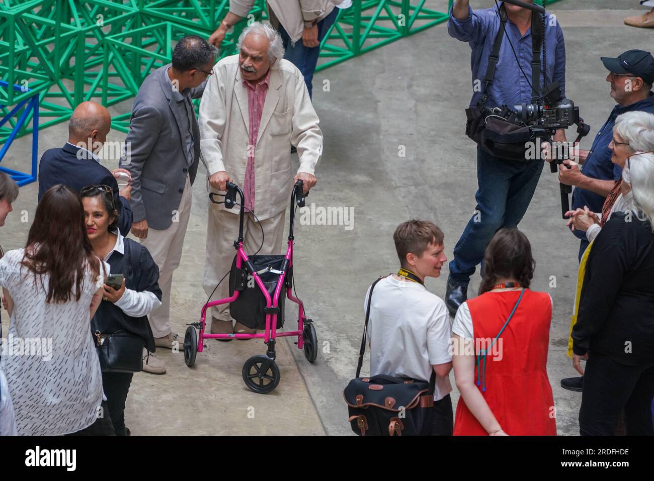 Londra Regno Unito. 21 luglio 2023 Zero to Infinity, grande scultura interattiva dell'artista britannico-pakistano Rasheed Araeen (nella foto) nella sala delle turbine a Tate Modern. si compone di 400 cubi a reticolo in una griglia 20x20 dipinte di blu giallo verde e rosso e disposte in una piazza sul pavimento della galleria. I visitatori sono invitati a rompere la sua disposizione simmetrica spostando e riconfigurando la struttura. La mostra si svolgerà dal 22 luglio al 28 agosto. Credit amer ghazzal/Alamy Live News Foto Stock