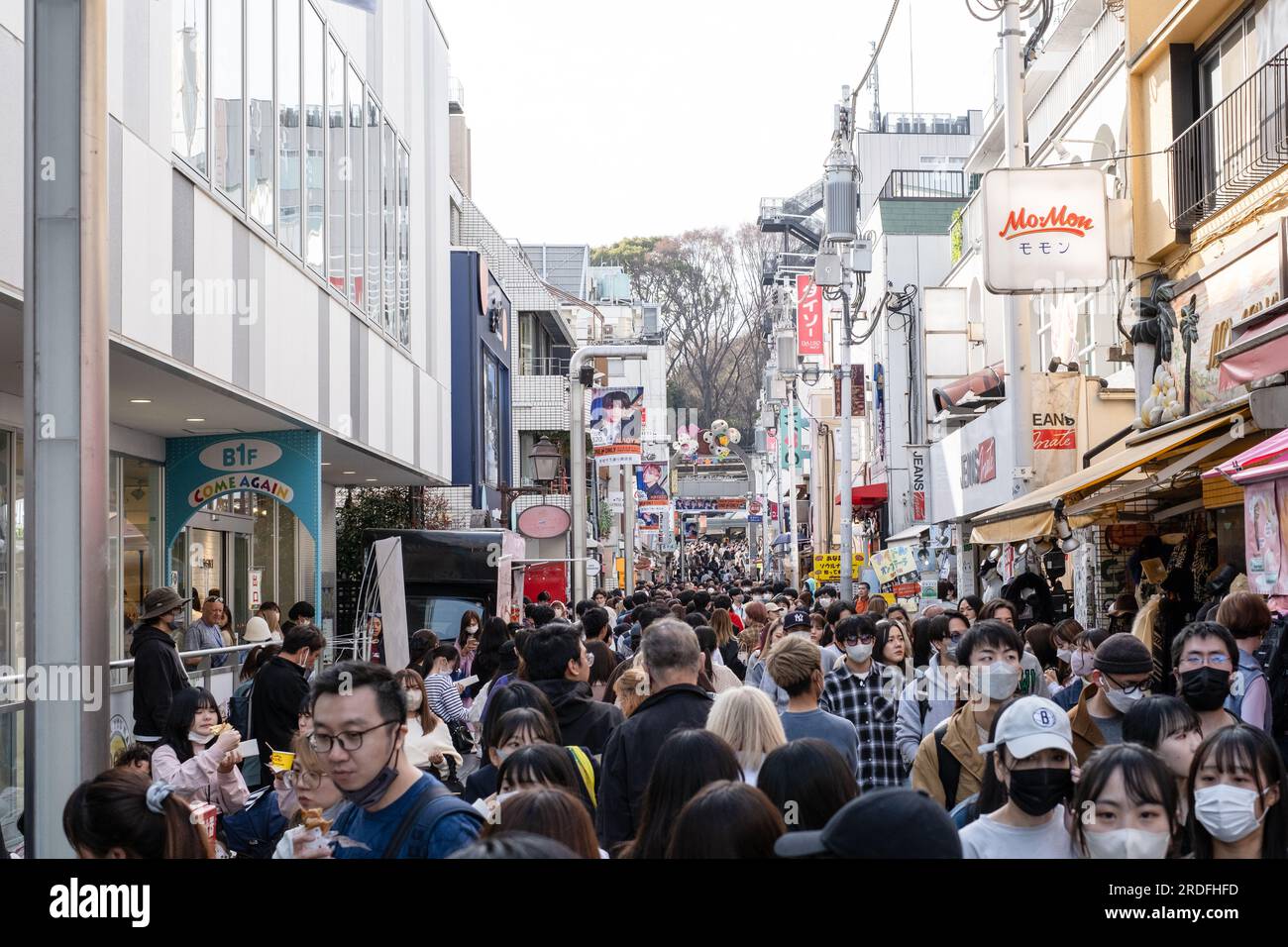 Takeshita Street, Harajuku, Tokyo, Giappone, affollata di gente. Foto Stock