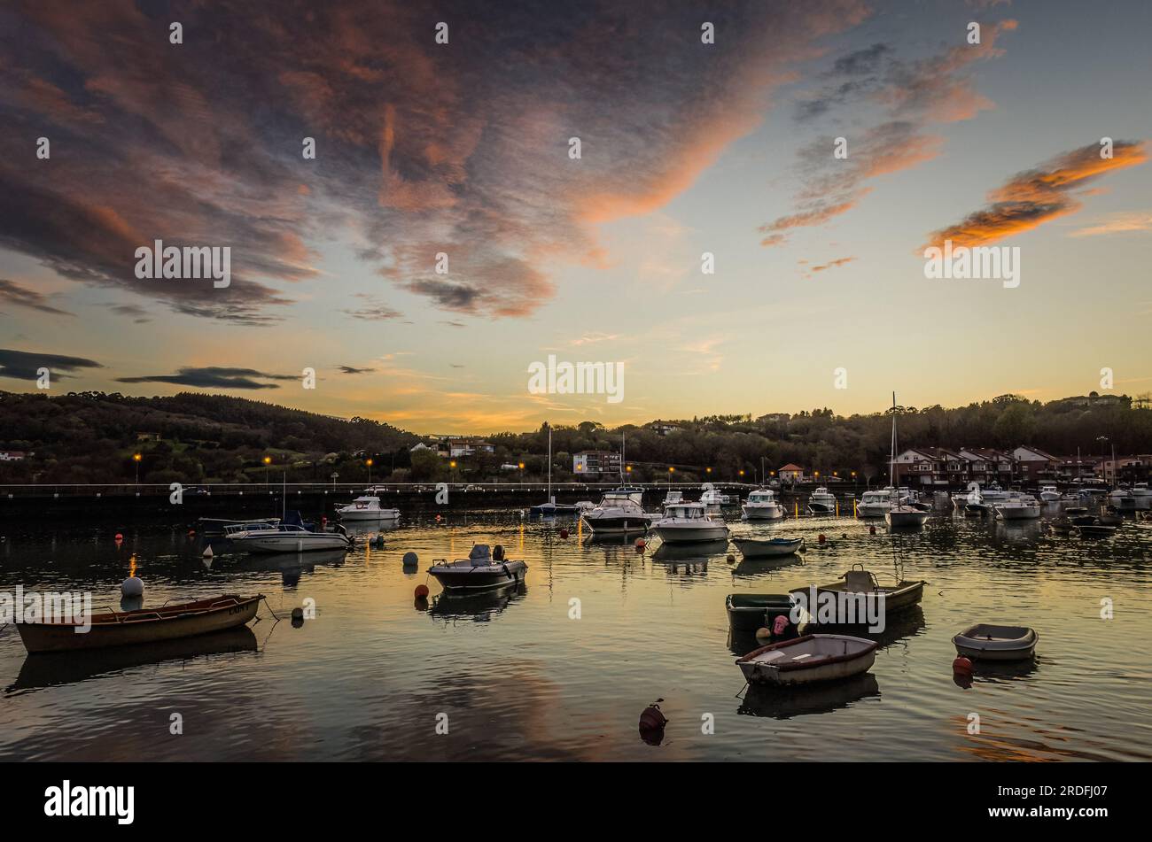 FOTO DEL PORTO E DELLA BAIA DI PLENTZIA AL TRAMONTO, SCATTATA NEL MARZO 2023 Foto Stock