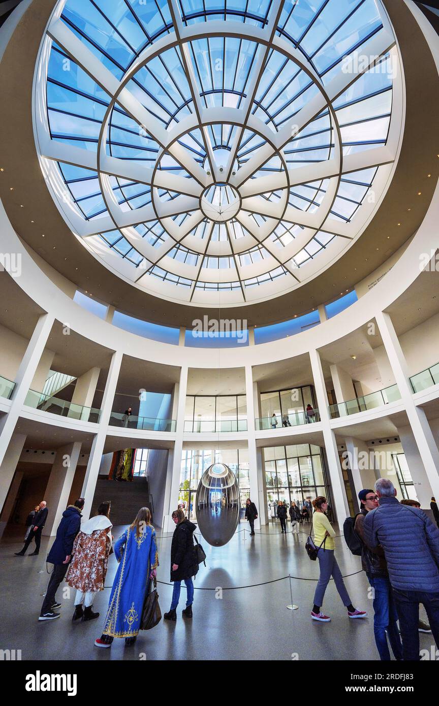 Cupola in vetro e oggetto artistico, -pendolo- del lighting designer Ingo Maurer, Pinakothek der moderne, Monaco, alta Baviera, Baviera, Germania Foto Stock