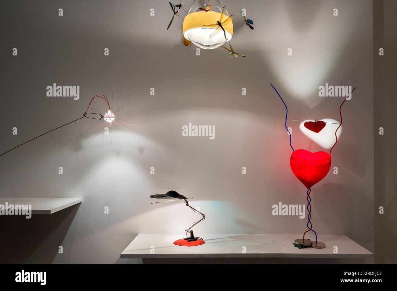Oggetti d'arte leggera del light designer Ingo Maurer, Pinakothek der moderne, Monaco, alta Baviera, Baviera, Germania Foto Stock
