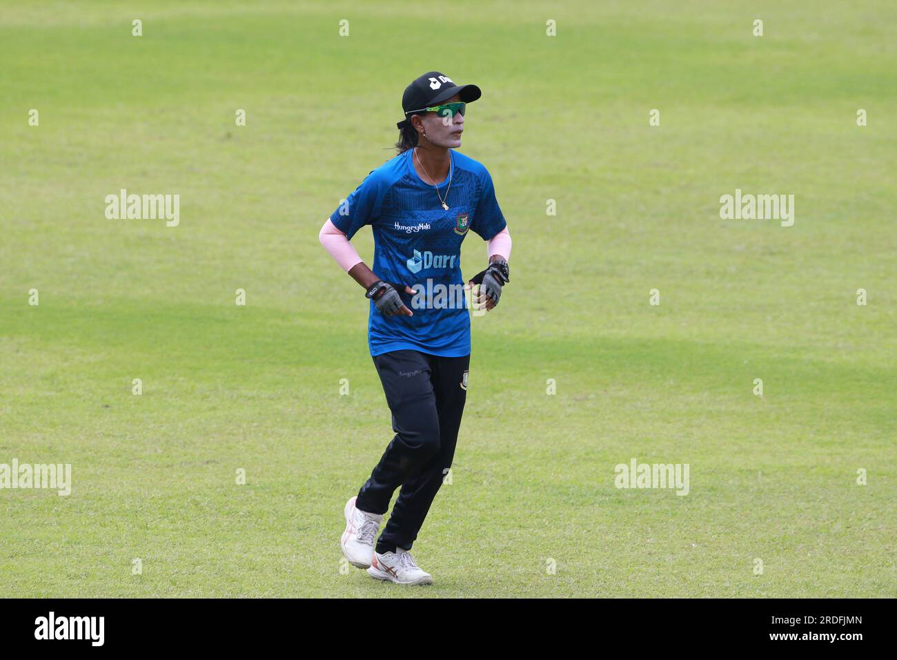 Salma Khatun durante la nazionale di cricket femminile del Bangladesh partecipa alla sessione di allenamento in vista della loro terza e ultima partita One Day International (ODI) a Foto Stock