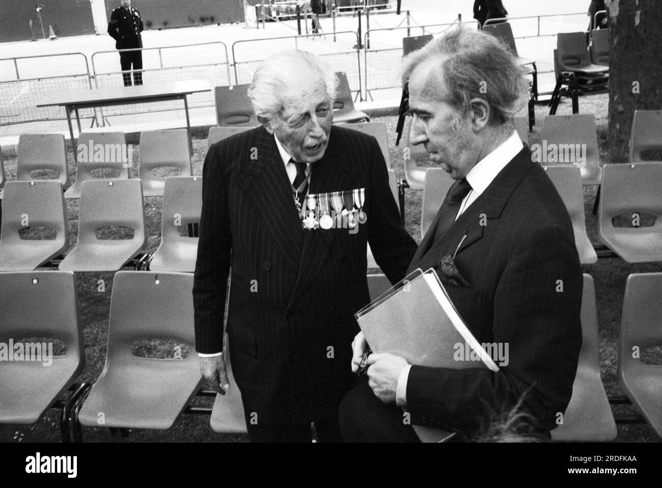 80-2526 HAROLD MACMILLAN & NORMAN ST JOHN-STEVAS 06 giugno 1980, Outsidde the Ministry of Defence Whitehall, Londra, presentazione della statua di Montgomery of Alamein Foto Stock