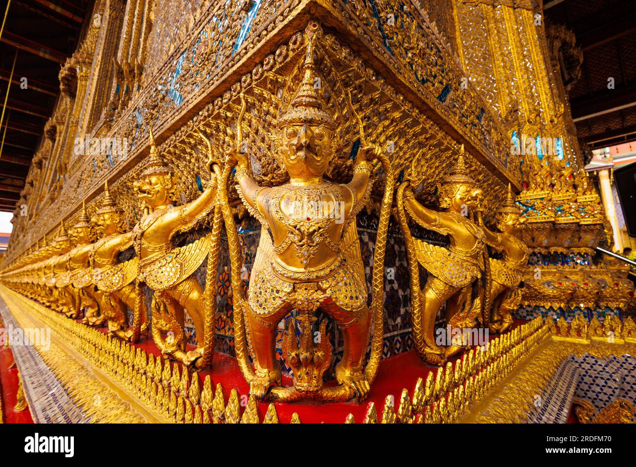 Figure d'oro di Garuda nel Grand Palace, Bangkok Thailandia Foto Stock