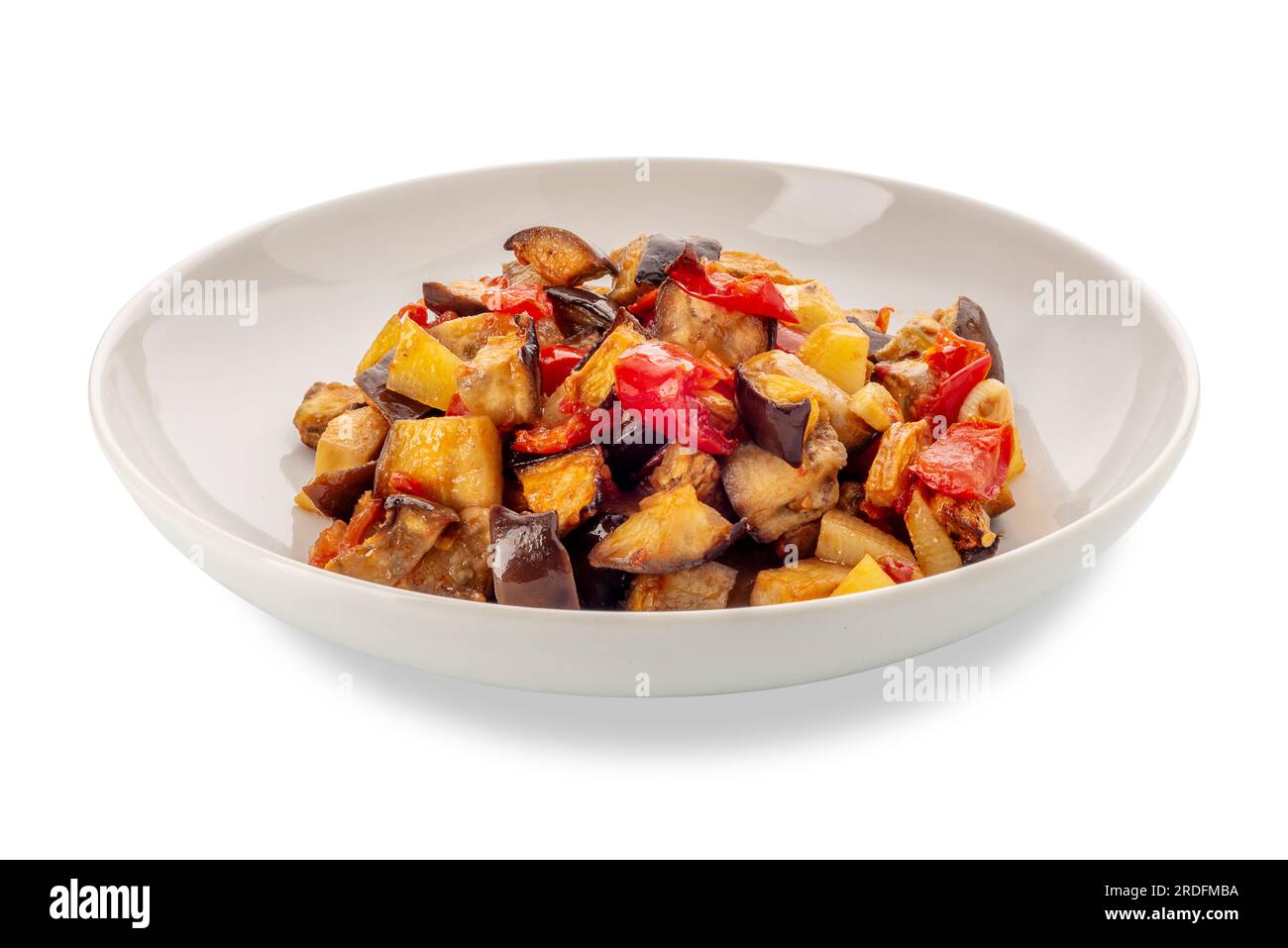 Caponata di verdure italiane in piatto bianco isolato su bianco con percorso di ritaglio incluso Foto Stock