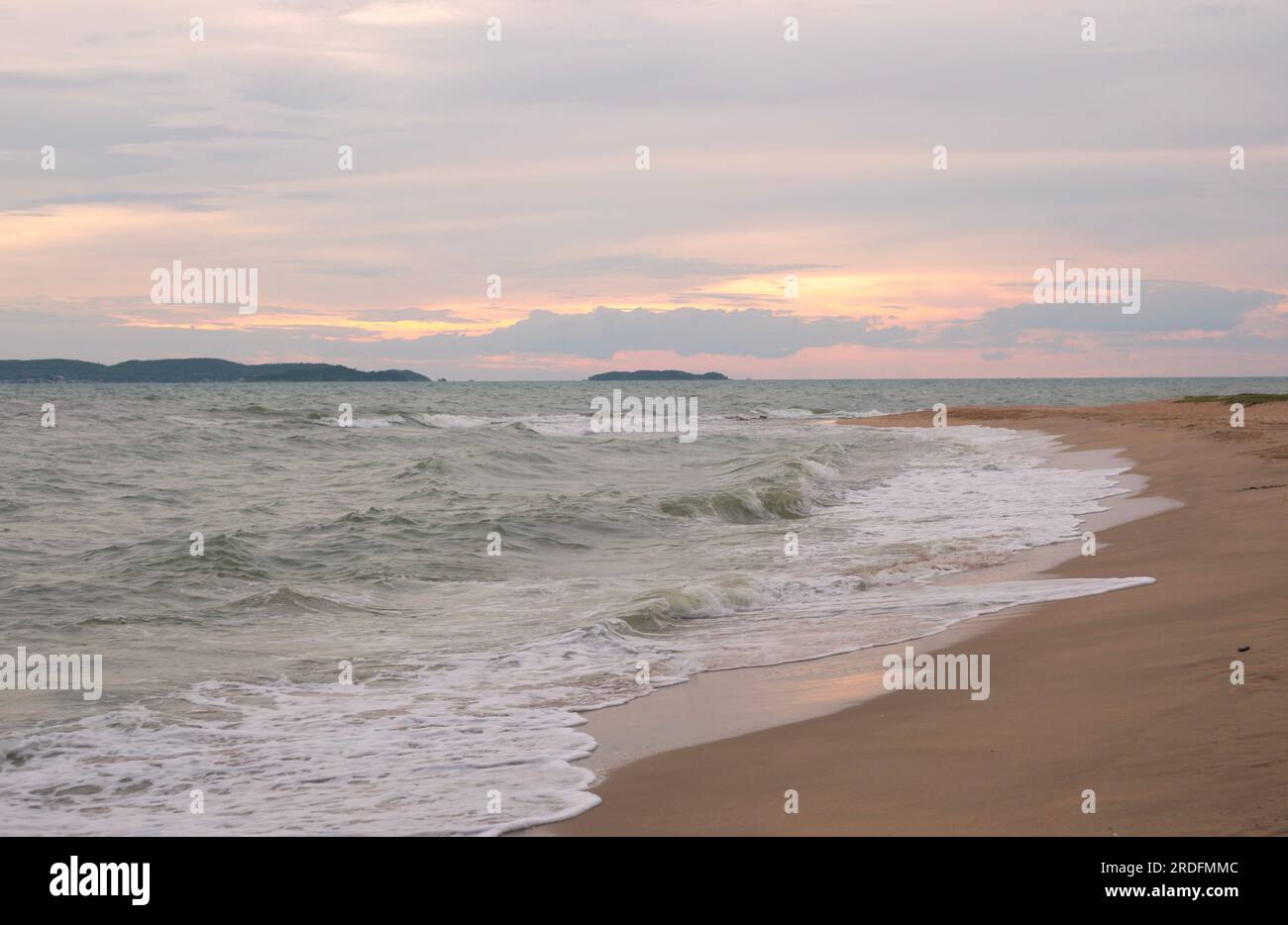 Sea Foam Wave si schianta sulla Sunset Sand Beach. Foto Stock
