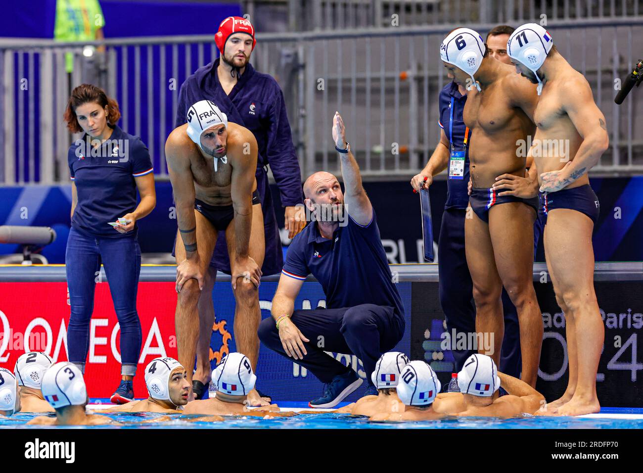 Fukuoka, Giappone. 21 luglio 2023. Francese Enzo Khasz, allenatore della squadra francese Florian Bruzzo, giocatori francesi, francese Thomas Vernoux durante il World Aquatics Championships 2023 Men's Match tra Francia e Canada il 21 luglio 2023 a Fukuoka, Giappone (foto di Albert Ten Hove/Orange Pictures) credito: Orange Pics BV/Alamy Live News Foto Stock