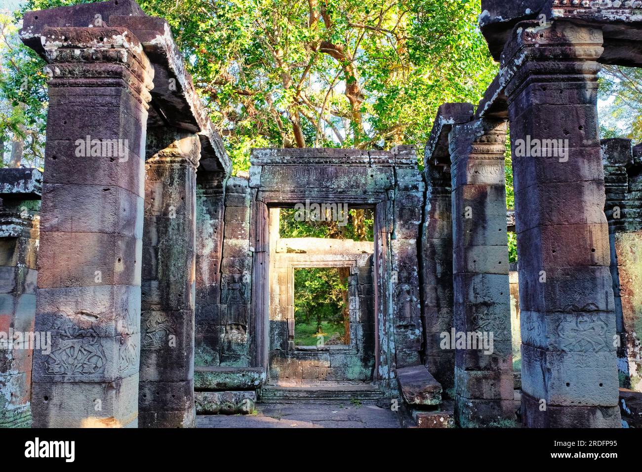 Immagine che rivela i resti di una struttura in pietra medievale con sede in Cambogia. Foto Stock