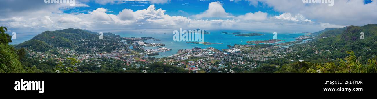 Grande vista panoramica sul sentiero naturalistico della copolia, acqua turchese, isola e giornata di sole. Mahe Seychelles Foto Stock