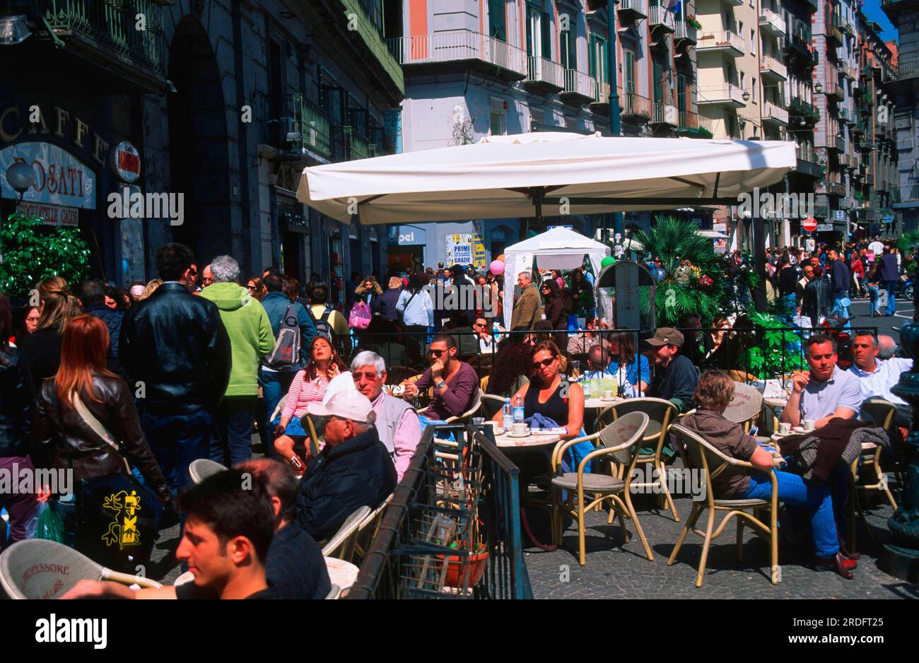 Ospiti del Cafe Gambrinus, Napoli, Campania, Italia Foto Stock