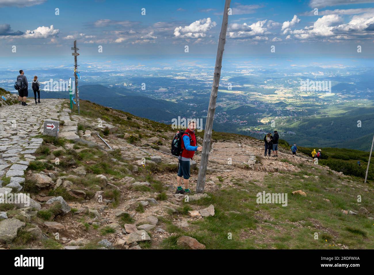 Passeggiata di un giorno estivo per donne nelle montagne ceche Giganti Krkonose e la vetta Snezka Foto Stock