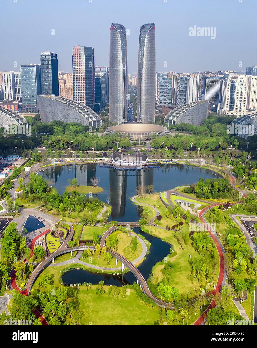 (230721) -- PECHINO, 21 luglio 2023 (Xinhua) -- questa foto aerea scattata il 21 aprile 2021 mostra una vista del parco Jiaozi e di un centro finanziario a Chengdu, nella provincia del Sichuan della Cina sud-occidentale. L'Universiade di Chengdu è dietro l'angolo e gli atleti universitari di tutto il mondo si riuniranno a Chengdu per cercare di realizzare i propri sogni. Chengdu ha molte città gemelle in tutto il mondo. Nel 1981, Chengdu e Montpellier di Francia divennero la prima coppia di città gemelle dei due paesi. Nel 2011, la scuola elementare di Montpellier Chengdu e la scuola elementare di Chengdu Montpellier furono costruite a M Foto Stock