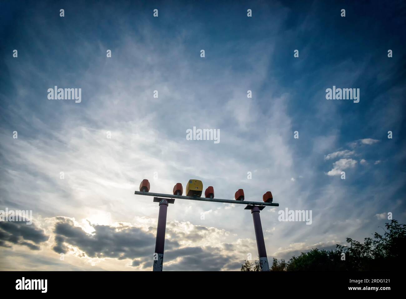 percorso di ingresso con luci di atterraggio per aeromobili in un aeroporto Foto Stock