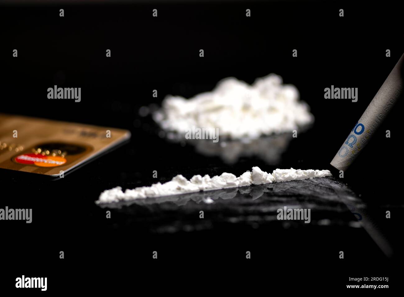 linea di cocaina bianca e carta di credito dorata Foto Stock