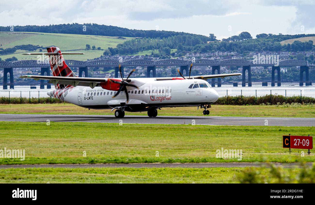 Dundee, Tayside, Scozia, Regno Unito. 21 luglio 2023. Il tempo che attraversa Tayside, in Scozia, è luminoso e caldo con temperature che raggiungono i 22°C. Il volo Loganair G-LMTE Aircraft numero LM622 è arrivato in tempo da Londra Heathrow alle 11,45 atterrando all'aeroporto Dundee Riverside, in Scozia. Crediti: Dundee Photographics/Alamy Live News Foto Stock