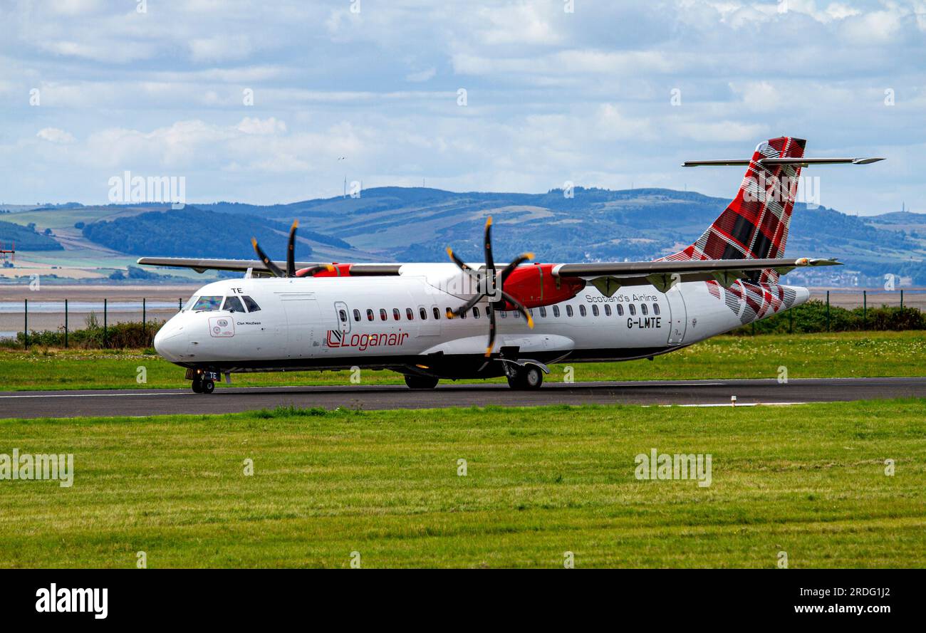 Dundee, Tayside, Scozia, Regno Unito. 21 luglio 2023. Il tempo che attraversa Tayside, in Scozia, è luminoso e caldo con temperature che raggiungono i 22°C. Il volo Loganair G-LMTE Aircraft numero LM622 è arrivato in tempo da Londra Heathrow alle 11,45 atterrando all'aeroporto Dundee Riverside, in Scozia. Crediti: Dundee Photographics/Alamy Live News Foto Stock