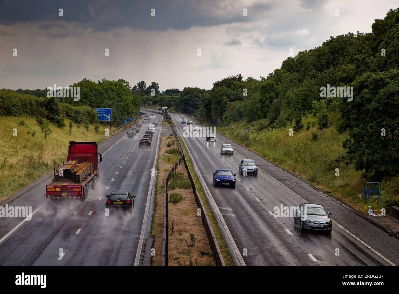 Autostrada sotto la pioggia Foto Stock
