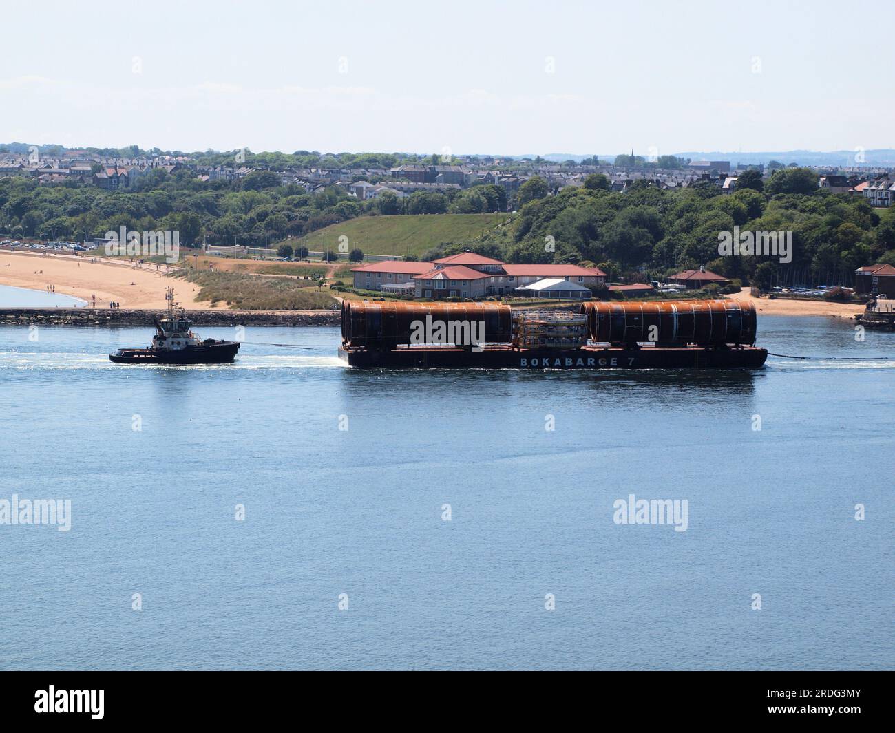Turbine eoliche sottomarine in acciaio offshore piattaforme di fondazione per la produzione di energia eolica sono state trainate nel fiume Tyne per l'assemblaggio presso il cantiere Smulders. Foto Stock
