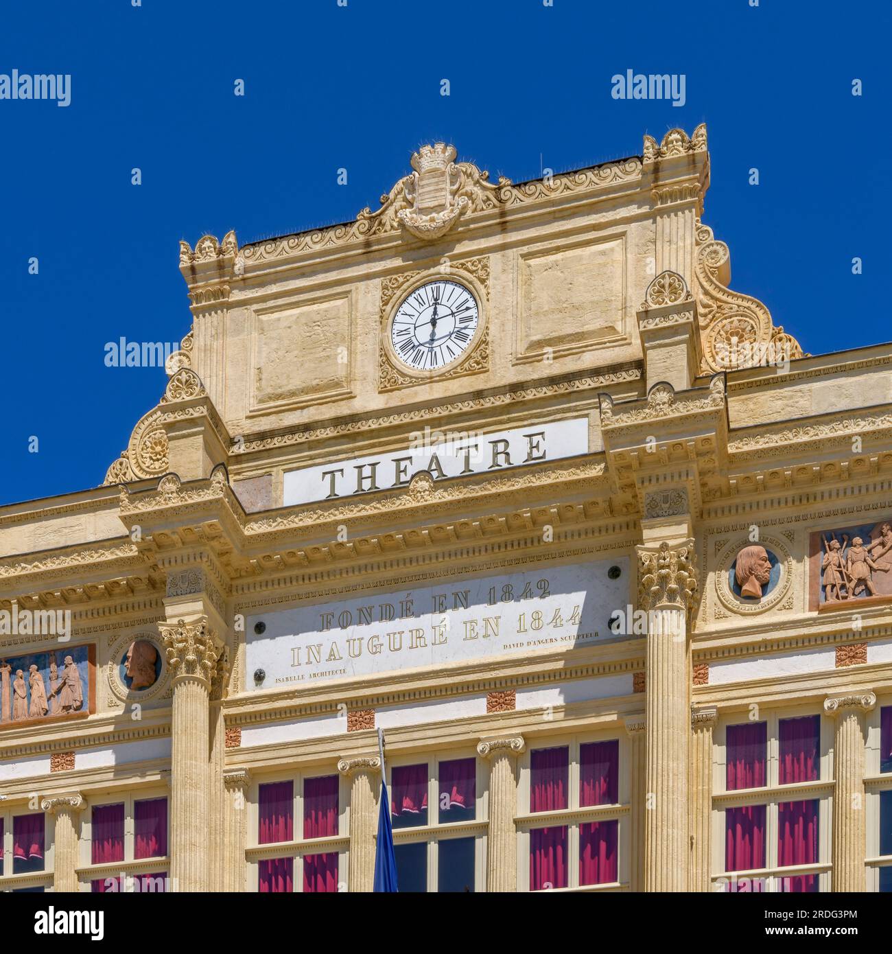 Beziers Municipal Theatre, costruito nel 1844 dall'architetto Charles Isabelle. La facciata neoclassica restaurata e gli interni in legno ospitano 600 posti a sedere. Foto Stock