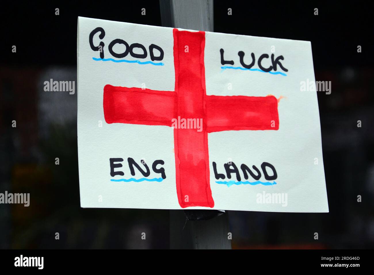 Poster a Manchester, Regno Unito, in cui si dice buona fortuna in Inghilterra su sfondo bianco con una croce rossa, a sostegno della squadra di calcio inglese, con bordo nero, spazio per le copie Foto Stock