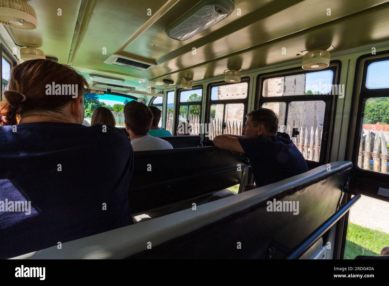 Interno dell'autobus elettrico che trasporta i turisti per un tour panoramico intorno a Nagyvazsony e dintorni, Nagyvazsony, Ungheria Foto Stock