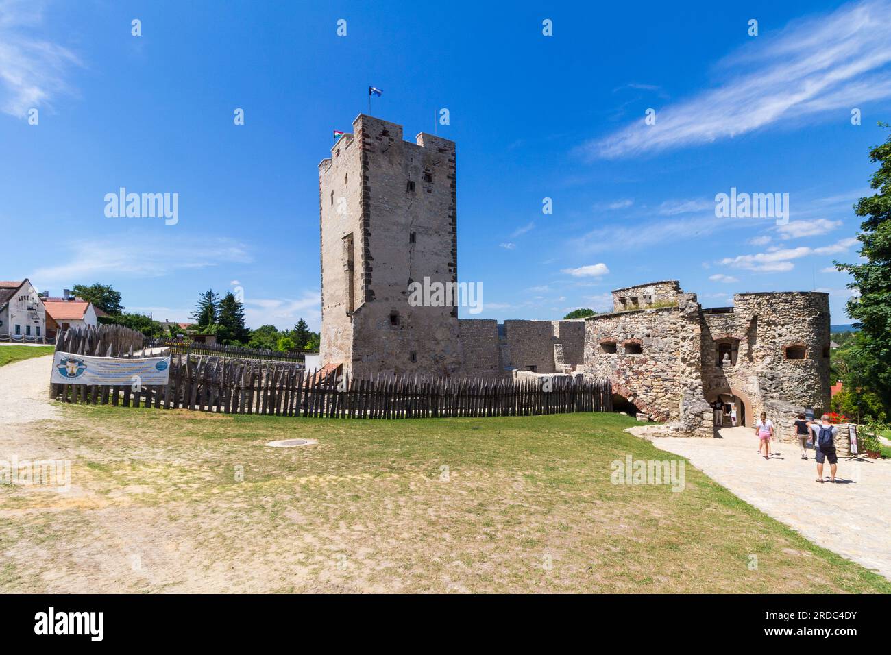 I turisti camminano verso Kinizsi var (castello di Kinizsi) originato dalla fine del XIV secolo, Nagyvazsony, Ungheria Foto Stock